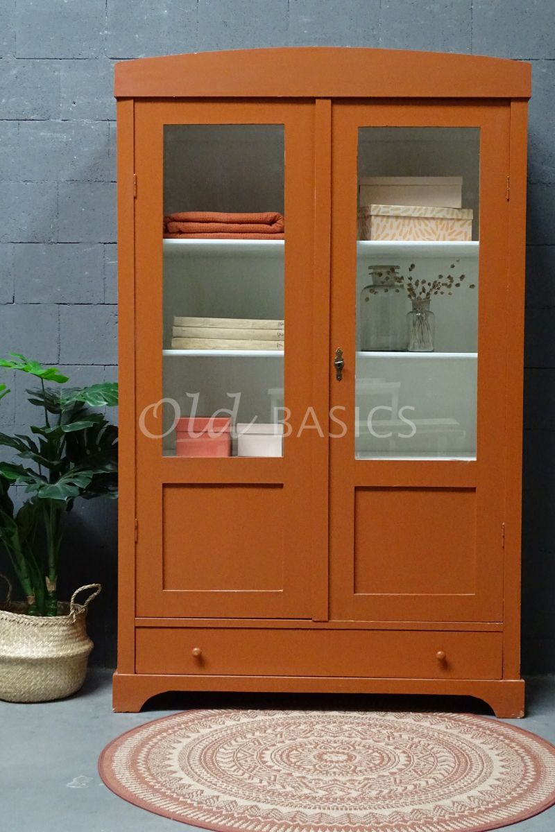 Detail van Vitrinekast, bruin, rood, materiaal hout